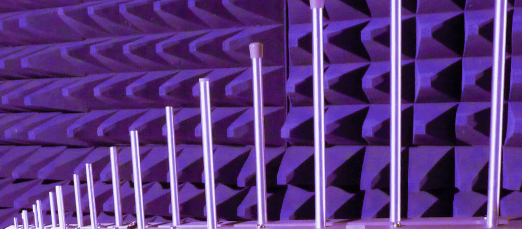 Wand des EMV-Labors mit Gerät zur EMV-Messung