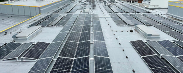 Foto des Flachdachs eines Gebäudes mit Photovoltaikpanelen