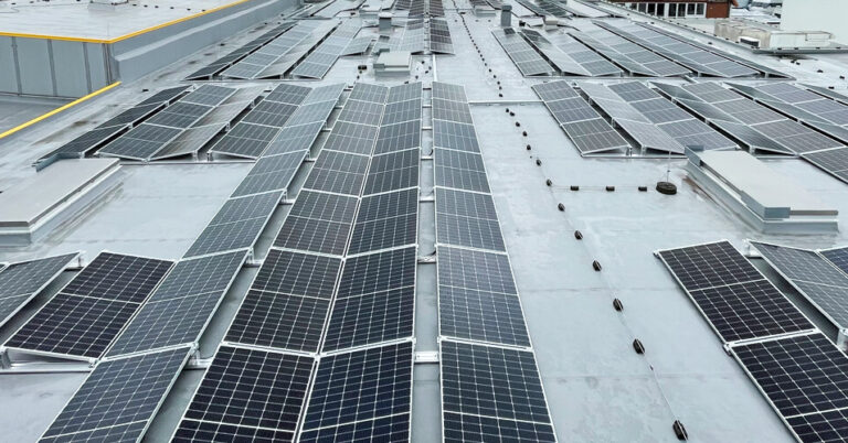 Foto des Flachdachs eines Gebäudes mit Photovoltaikpanelen