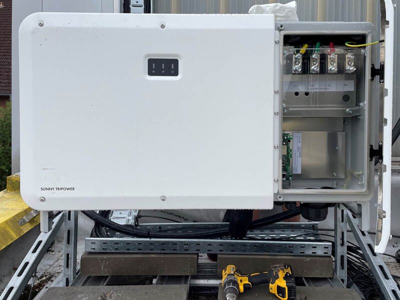 Eine Photovoltaikanlage mit halb aufgeschobenem Deckel