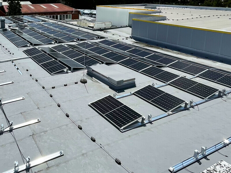 Foto des Flachdachs eines Gebäudes mit Photovoltaikpanelen
