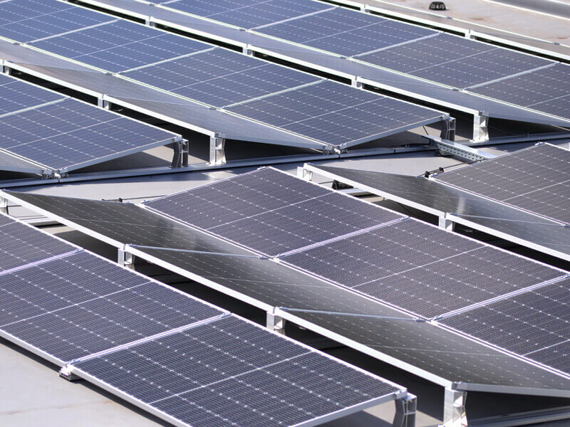 Foto des Flachdachs eines Gebäudes mit Photovoltaikpanelen