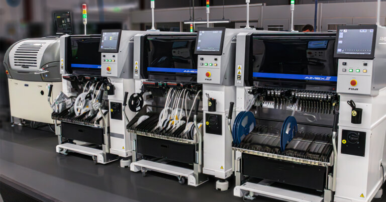 250429_Beitragsbild_Fertigungslinie Neue Fertigungslinie der straschu Industrie-Elektronik mit drei SMD-Bestückungsautomaten und einem Drucker zur Leiterplattenbestückung.