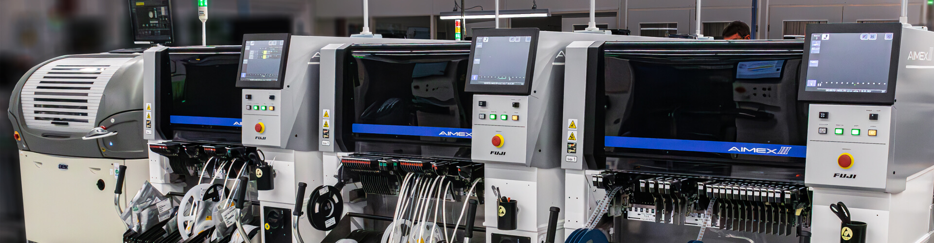 Neue Fertigungslinie der straschu Industrie-Elektronik mit drei SMD-Bestückungsautomaten und einem Drucker zur Leiterplattenbestückung.