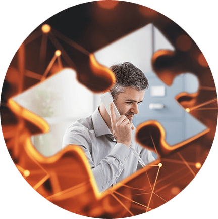 250709_Entwicklung-Ansprechpartner Ein Puzzleteil mit dem Bild eines telefonierenden Mitarbeiters der Entwicklung
